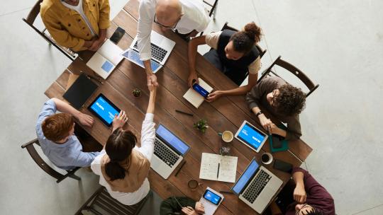 vista-aerea-de-un-equipo-de-trabajo-en-reunion-colaborativa-como-representacion-del-mercado-laboral-en-colombia