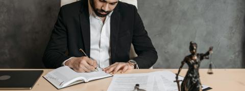 abogado-escribiendo-documentos-en-su-despacho-como-parte-de-sus-especializaciones-en-derecho